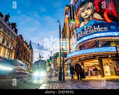 Shaftsbury Avenue, das Herz des Londoner Theaterviertels West End mit Les Misérables in Produktion im Sondheim Theatre. Stockfoto