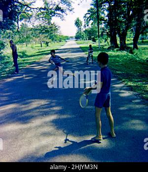 Malaiische Jugendliche spielen Badmington in ihrem Dorf in der Nähe von Mersing Malaya 1967 Stockfoto