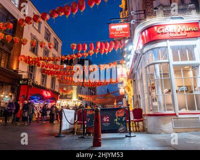 China Town, London. Ein Blick auf das geschäftige und beliebte asiatische Viertel voller Geschäfte, Restaurants und Touristen. Stockfoto