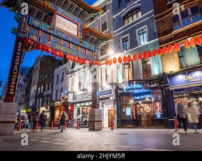 Dragon Gate, Chinatown, London. Ein Blick in die Abenddämmerung von Touristen, die durch das Wahrzeichen des beliebten Einkaufs- und Restaurantviertels im Zentrum von London fahren. Stockfoto