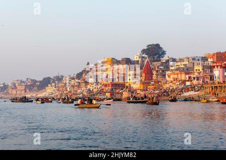 Touristische Ruderboote und ikonische Flussghats sehen Prayag Ghat in Varanasi, einer Stadt am Fluss Ganges in Uttar Pradesh, Nordindien Stockfoto