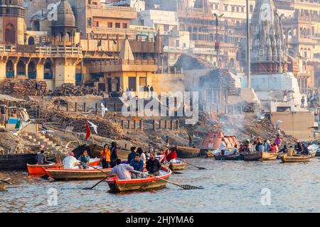 Auf Manikarnika Ghat in Varanasi (ehemals Banaras oder Benares), einer Stadt am Fluss Ganges in Uttar Pradesh, Nordindien, brennen Scheiterhaufen Stockfoto