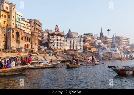 Jalasen Ghat und Scheiterhaufen, die auf Manikarnika Ghat in Varanasi brennen, einer Stadt am Fluss Ganges in Uttar Pradesh, Nordindien Stockfoto