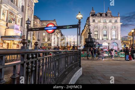 Piccadilly Circus, London, England. Eine kreative Langzeitaufnahme des Touristenviertels im Zentrum von London mit verschwommenem Verkehr und Fußgängern. Stockfoto