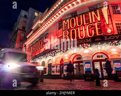 Moulin Rouge. Nachtansicht der hell erleuchteten façade zum Piccadilly Theatre im Herzen des Londoner Theaterviertels West End. Stockfoto