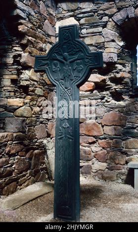 Historisches MacMillan Kreuz, geschnitzt für Alexander MacMillan, Hüter von Castle Sween für den Lord of the Isles in den 1450er Jahren. Innerhalb der Mauern von Kilmory Stockfoto