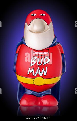 Moskau, Russland – Januar 30,2022. Der alte Budweiser Bierkrug BUD MANN wurde in Form eines lustigen, fetten Mannes in einem Superman-Kostüm auf blauem Hintergrund hergestellt. Stockfoto