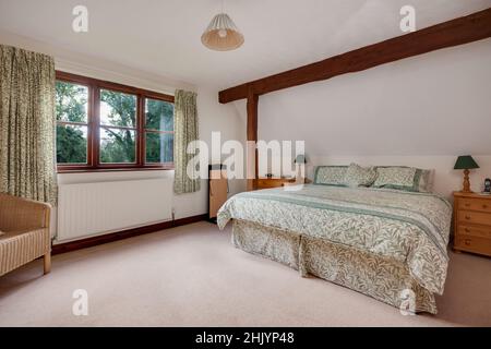 Burrough Green, Suffolk - Oktober 11 2016: Schlafzimmer im modernen Haus mit traditionellem Aussehen und architektonischen Details einschließlich freiliegender Hölzer, Stockfoto