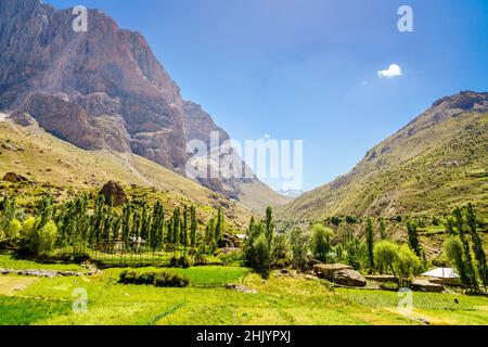 Panoramablick auf das Yaghnob-Tal und ein Bergdorf in Tadschikistan Stockfoto