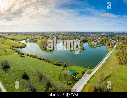 Luftaufnahmen der Wohnunterteilung durch einen See in Central Kentucky im Herbst Stockfoto