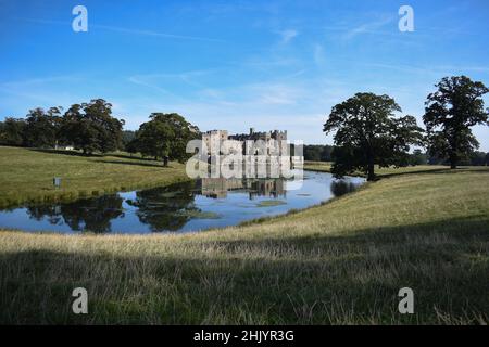 Reflexionen von Raby Castle Stockfoto