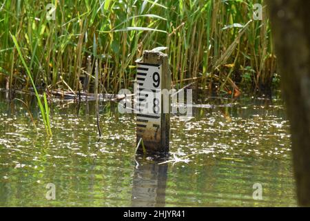 Markierung für Wassertiefe Stockfoto