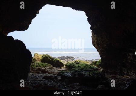 Blick auf den Ozean von innen aus einer Höhle Stockfoto