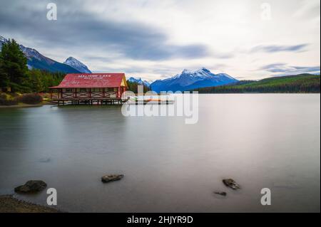 Bootshaus am Maligne Lake im Jasper National Park, Kanada Stockfoto