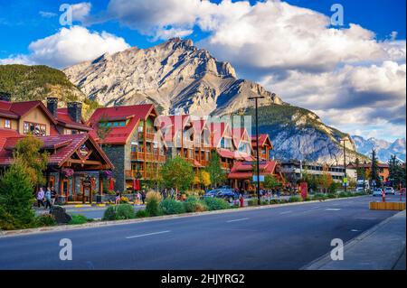 Blick auf die Straße der berühmten Banff Avenue in Banff, Kanada Stockfoto