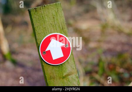 Rotes Wegweiser auf Holzpfosten, hübsche Ecke, sheringham, norfolk, england Stockfoto