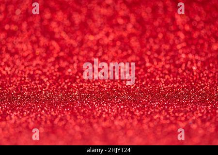 Roter Bokeh-Hintergrund. Rote defokussierte Lichter Hintergrund für Design. Grußkarte zum Valentinstag. Stockfoto
