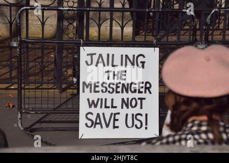 London, Großbritannien 1st. Februar 2022. Aktivisten stellten Plakate vor den Royal Courts of Justice auf, während 19 britische Aktivisten vor Gericht gestellt werden, weil sie die Verfügung von M25 gebrochen haben. Kredit: Vuk Valcic / Alamy Live Nachrichten Stockfoto