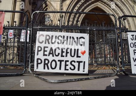 London, Großbritannien 1st. Februar 2022. Aktivisten stellten Plakate vor den Royal Courts of Justice auf, während 19 britische Aktivisten vor Gericht gestellt werden, weil sie die Verfügung von M25 gebrochen haben. Kredit: Vuk Valcic / Alamy Live Nachrichten Stockfoto