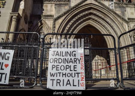 London, Großbritannien 1st. Februar 2022. Aktivisten stellten Plakate vor den Royal Courts of Justice auf, während 19 britische Aktivisten vor Gericht gestellt werden, weil sie die Verfügung von M25 gebrochen haben. Kredit: Vuk Valcic / Alamy Live Nachrichten Stockfoto