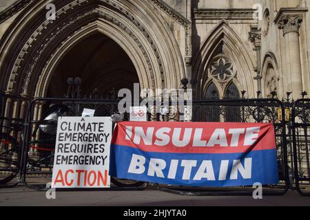 London, Großbritannien 1st. Februar 2022. Aktivisten hängten vor den Royal Courts of Justice Transparente und Plakate auf, während 19 britische Aktivisten vor Gericht gestellt werden, weil sie die Verfügung von M25 gebrochen haben. Kredit: Vuk Valcic / Alamy Live Nachrichten Stockfoto