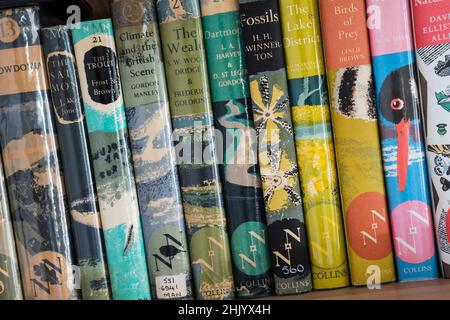 Eine Auswahl von Collins New Naturalist Büchern auf einem Bücherregal. Stockfoto