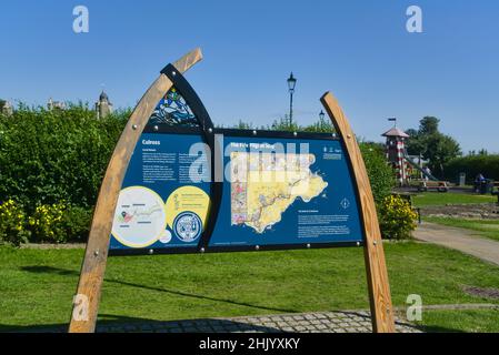 Altes Culross Dorf von Coastal Path. Schild und Karte auf dem Parkplatz . zeigt den Weg zum Dorf und Rest des Fife Coastal Path. Culross, Fife, Schottland, Stockfoto