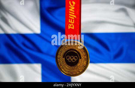 5. Januar 2021, Peking China. Goldmedaille der XXIV. Olympischen Winterspiele vor der Flagge Finnlands. Stockfoto