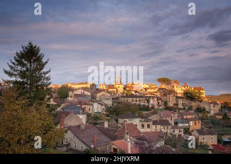 Belves Blick bei Sonnenuntergang mit berühmten Kirchturm mittelalterlichen Gebäuden und Dächer Belves Dordogne Frankreich Stockfoto