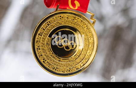 25. Januar 2022, Peking, China. Goldmedaille der XXIV. Olympischen Winterspiele im Schnee. Stockfoto