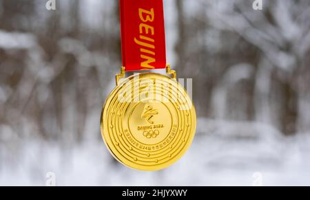 25. Januar 2022, Peking, China. Goldmedaille der XXIV. Olympischen Winterspiele im Schnee. Stockfoto