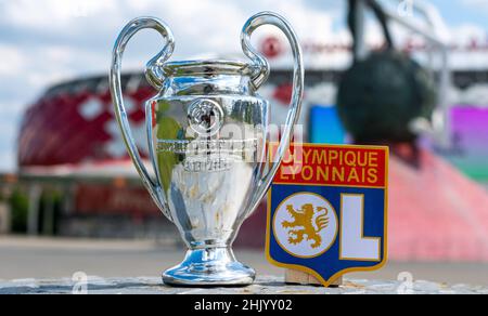 14. Juni 2021, Lyon, Frankreich. Das Emblem des Fußballvereins Olympique Lyonnais und des UEFA Champions League Cup vor dem Hintergrund der modernen s Stockfoto