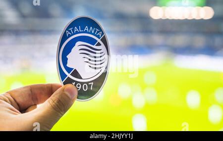 12. September 2021, Bergamo, Italien. Das Emblem des Fußballvereins Atalanta B.C. vor der Kulisse eines modernen Stadions. Stockfoto