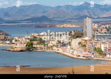 Blick über Puerto de Mazarron, Murcia, Spanien, Europa. Mediterrane Hafenstadt und Bay Area, mit beliebten Urlaubsstränden und Hotels. Strand Stockfoto