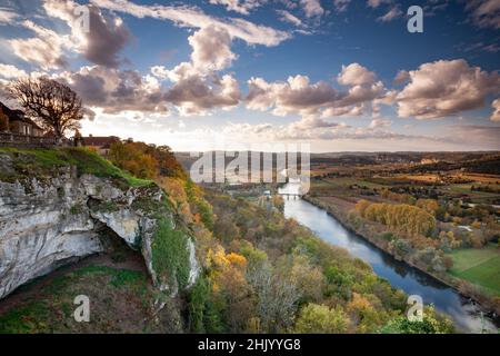 Herbstuntergang vom Aussichtspunkt in Domme mit dem Dordogne-Tal, dem Fluss Dordogne, Feldern und der Cenac-Brücke Domme Dordogne France Stockfoto