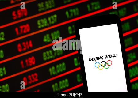 Polen. 01st. Februar 2022. Auf dieser Fotolabbildung ist ein Logo der Olympischen Winterspiele 2022 in Peking zu sehen, das vor den Börsencharts zu sehen ist. (Foto von Filip Radwanski/SOPA Images/Sipa USA) Quelle: SIPA USA/Alamy Live News Stockfoto