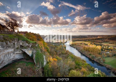 Herbstuntergang vom Aussichtspunkt in Domme mit dem Dordogne-Tal, dem Fluss Dordogne, Feldern und der Cenac-Brücke Domme Dordogne France Stockfoto