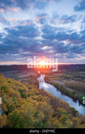 Herbstuntergang vom Aussichtspunkt in Domme mit dem Dordogne-Tal, dem Fluss Dordogne, Feldern und der Cenac-Brücke Domme Dordogne France Stockfoto