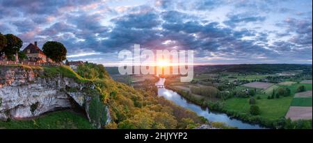 Sonnenuntergang im Herbst Panorama vom Aussichtspunkt Domme mit dem Dordogne-Tal, dem Fluss Dordogne, Feldern und der Cenac-Brücke Domme Dordogne France Stockfoto