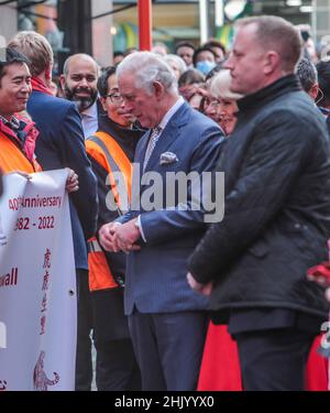 London UK 01 February 2021 HRH Prinz Charles begleitet von seiner Frau Camilla, der Herzogin von Cornwall, besucht China Town in London im Rahmen der Feierlichkeiten zum Neujahr 2022 Paul Quezada-Neiman/Alamy Live News Stockfoto