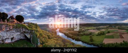 Sonnenuntergang im Herbst Panorama vom Aussichtspunkt Domme mit dem Dordogne-Tal, dem Fluss Dordogne, Feldern und der Cenac-Brücke Domme Dordogne France Stockfoto