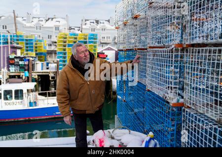 New York, USA. 25th Januar 2022. Bill Coppersmith, ein Mitglied der Maine Lobster Union, der seit 42 Jahren im Geschäft ist, überprüft seine Hummerfallen an einem Pier in Portland, Maine, USA, am 25. Januar 2022. DAZU: 'Economic Watch: US-Hummer wird ein weiteres chinesisches Neujahr füttern, wenn die Nachfrage boomt' Credit: Wang Ying/Xinhua/Alamy Live News Stockfoto