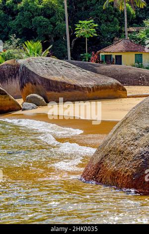 Einsamer Strand mit kleiner verlassener Hütte, umgeben von Regenwald auf Ilha Grande, Südküste von Rio de Janeiro Stockfoto