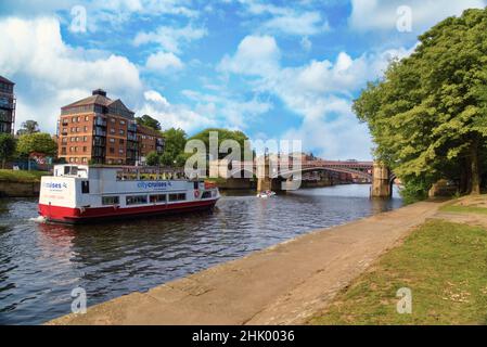 York City Centre, Blick entlang des Flusses Ouse bis zur Skeldergate Brücke. Red Tour Boot voller Touristen. York, Yorkshire, England, Großbritannien Stockfoto