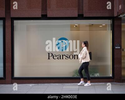 Pendler Pearson plc, ein britisches Verlags- und Bildungsunternehmen mit Büros in London, läuft am Hauptsitz des Pearson Education Company im Zentrum von London vorbei. Stockfoto