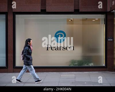 Pendler Pearson plc, ein britisches Verlags- und Bildungsunternehmen mit Büros in London, läuft am Hauptsitz des Pearson Education Company im Zentrum von London vorbei. Stockfoto