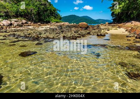 Ort bekannt als die grüne Lagune auf Ilha Grande in Rio de Janeiro. Paradiesischer Ort mit grünem und transparentem Wasser und umgeben von tropischem Wald Stockfoto