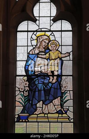 Ein Buntglasfenster von Wippell & Co., entworfen von George Cooper Abbs, das die Madonna mit Kind, Christ Church, Swindon, Wiltshire, darstellt Stockfoto