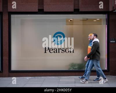 Pendler Pearson plc, ein britisches Verlags- und Bildungsunternehmen mit Büros in London, läuft am Hauptsitz des Pearson Education Company im Zentrum von London vorbei. Stockfoto