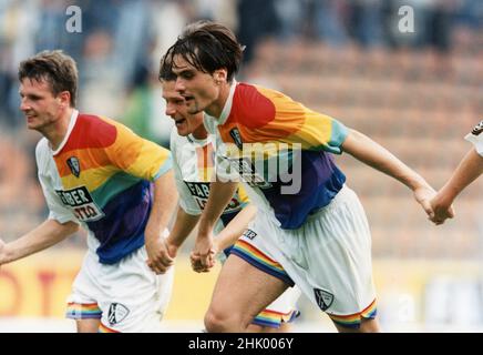 Bochum, Deutschland. 01st. Feb 2022. firo: Fuvuball: Fußball: Archivfotos, Archivfoto 1.Bundesliga, Saison 1997/1998. 97/98 VFL Bochum Thomas Reis, half figure, jubilation, cheers, La Ola Credit: dpa/Alamy Live News Stockfoto